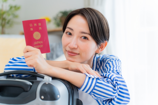 海外赴任時の加入保険はどうする?国内保険の確認と会社負担について解説