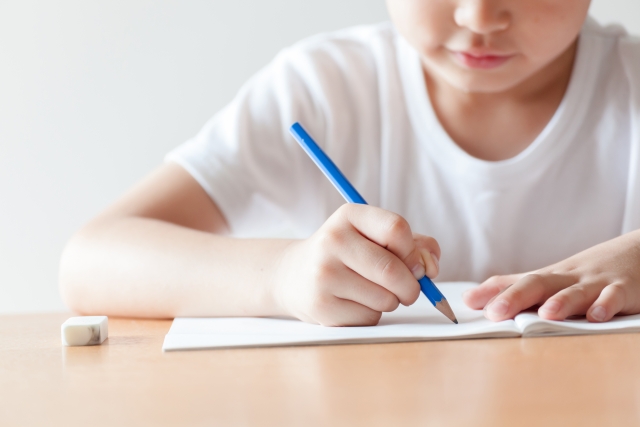 海外赴任先での子どもの学習はどうする?帰国後の進路についても解説